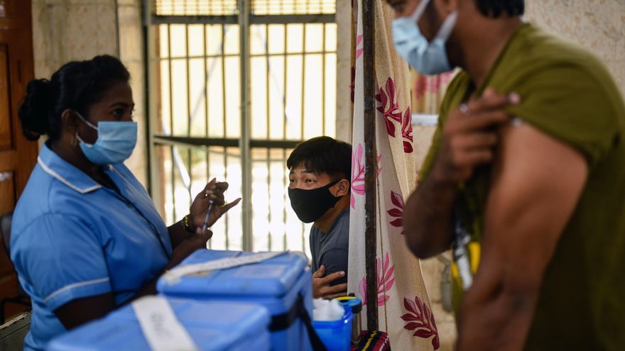 Una enfermera prepara una dosis de la vacuna anti covid-19 en en un centro de vacunación deChennai, India. EFE/EPA/IDREES MOHAMMED