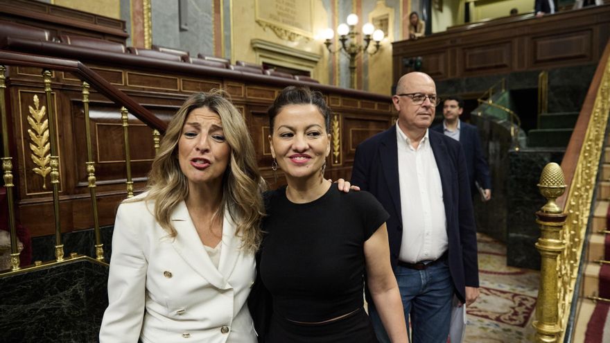 La vicepresidenta segunda y ministra de Trabajo, Yolanda Díaz, y la ministra de Juventud e Infancia, Sira Rego, durante un pleno en el Congreso de los Diputados, a 25 de junio de 2025, en Madrid (España).