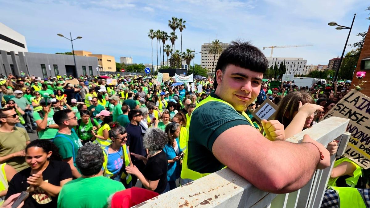 Miles de personas esperan a las puertas de la Conselleria de Educación un acuerdo que desbloquee la huelga indefinida.