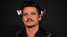 El chileno Pedro Pascal (en la imagen), que protagoniza "The Mandalorian", aparece con el rostro cubierto en todos los episodios de la primera temporada excepto el último, en el que lo descubre durante un tiempo breve que apenas alcanzaría el mínimo para recibir una nominación.