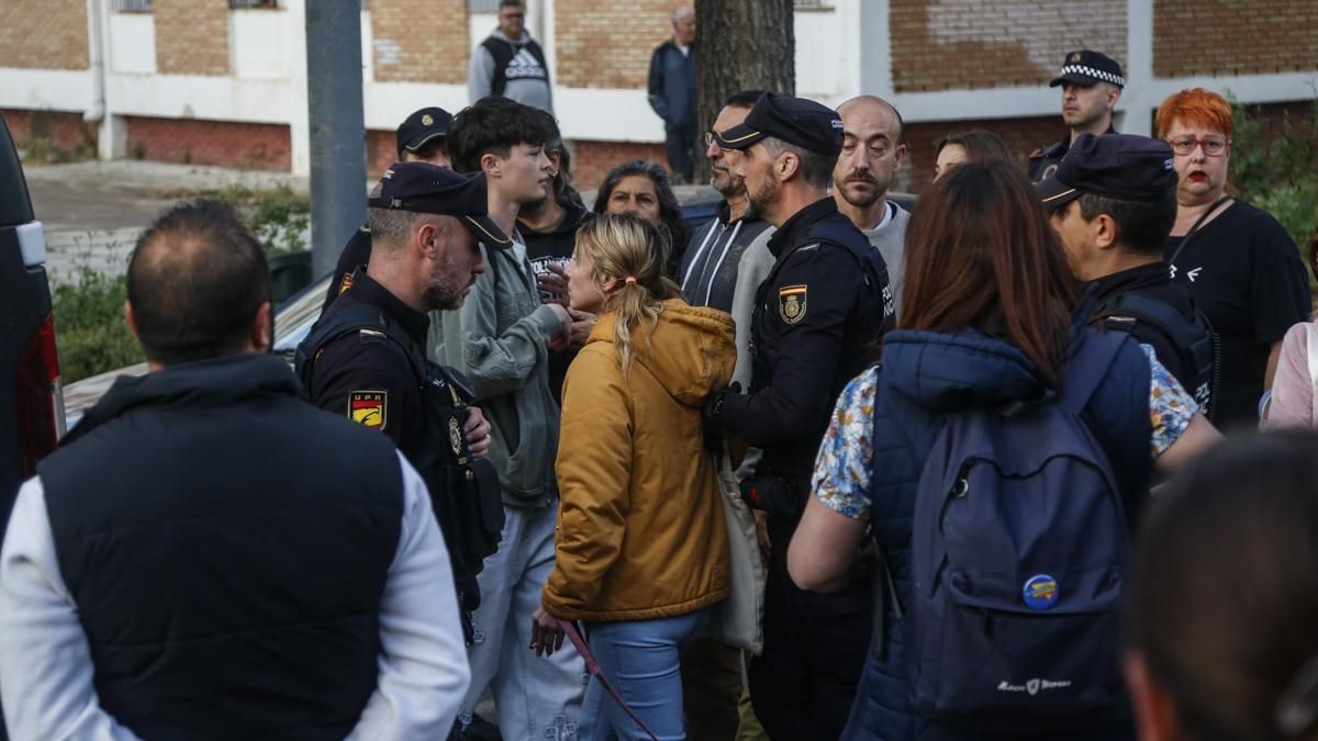 Tensión y gritos al coincidir la concentración por el asesinato machista con el detenido en la escena del crimen