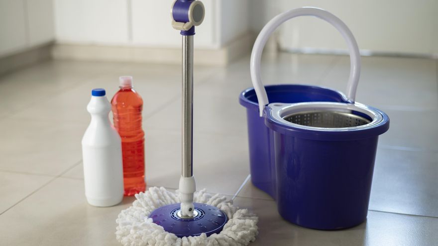 Por qué estás ensuciando el suelo con la fregona cada vez que la usas y cómo evitarlo