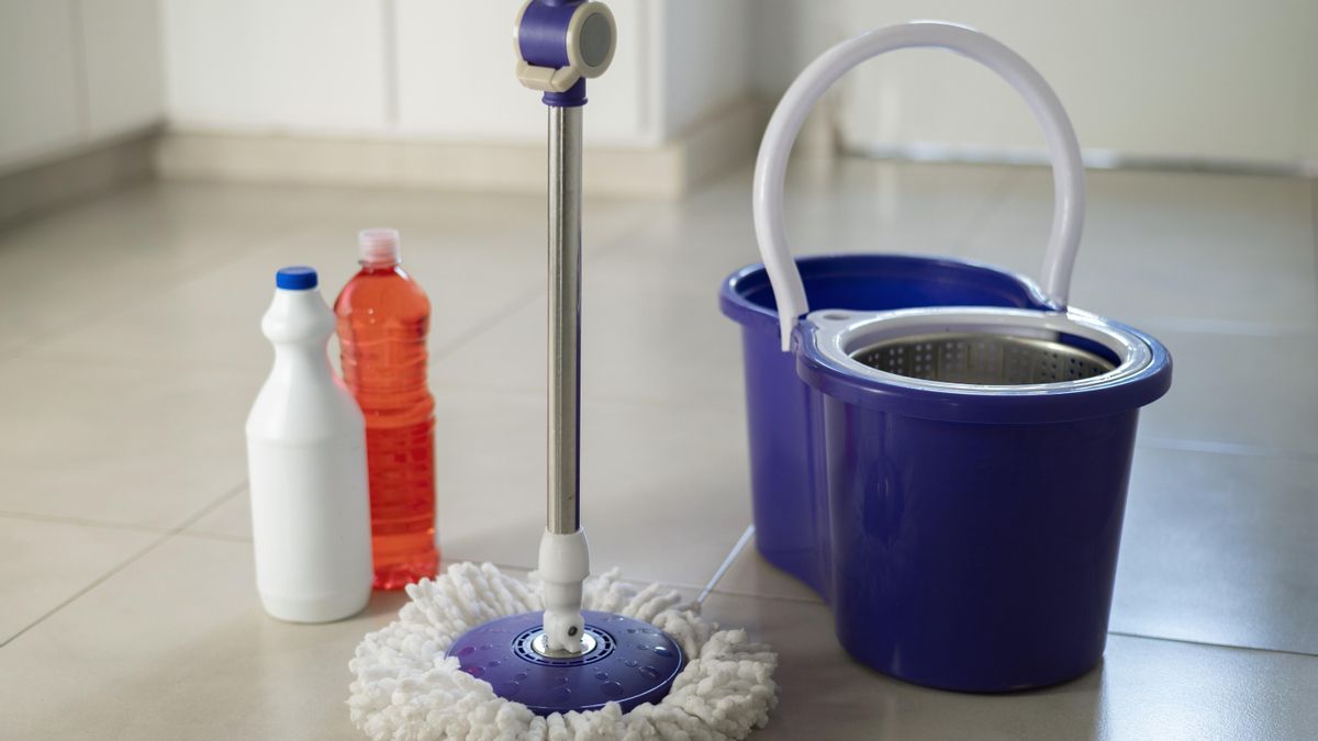 Una fregona bien cuidada y usada correctamente es clave para mantener los suelos limpios.