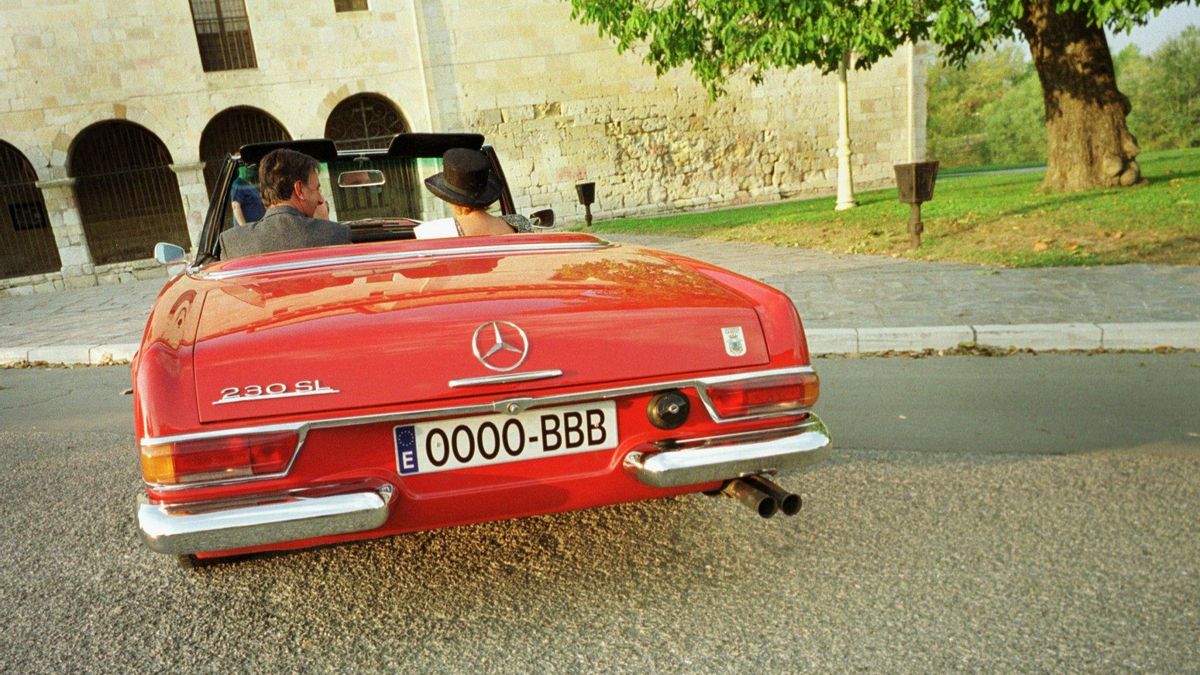 Francisca Beltrán de Heredia y Luis Ruiz de Arbulo, propietarios del vehículo, en la presentación en la basílica de Armentia, con una placa "falsa"