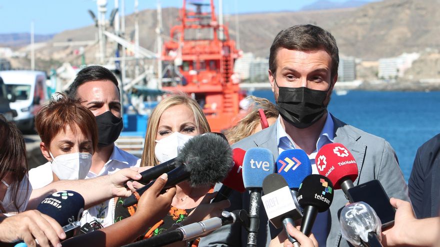 El presidente del PP, Pablo Casado, atiende a los medios en el muelle de Arguineguín