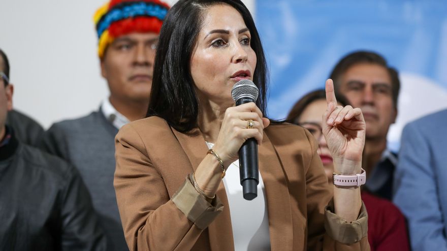Luisa González dice que buscan ligarla al Cartel de los Soles en Ecuador para encarcelarla