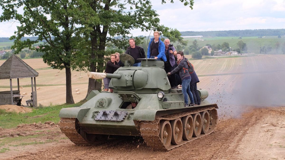 Conducir un tanque de la Segunda Guerra Mundial es posible en la Línea Stalin de Minsk.