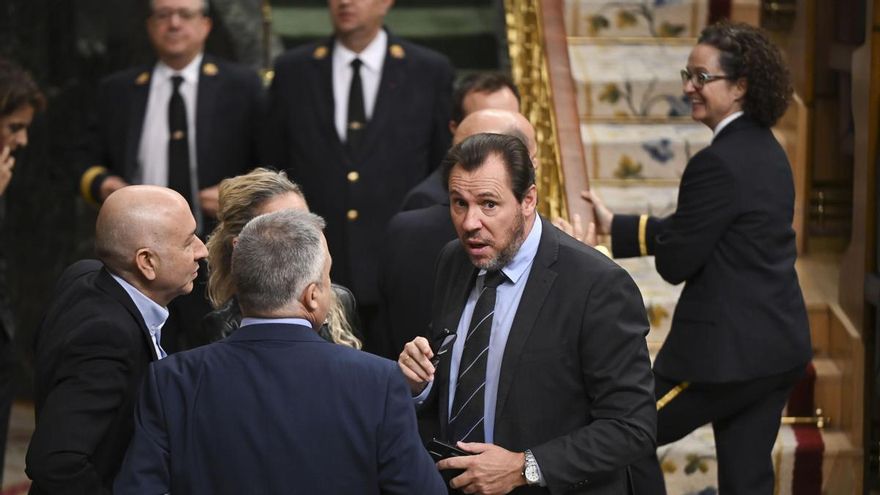 El ministro de Transportes y Movilidad Sostenible, Óscar Puente, durante un receso del pleno del Congreso de los Diputados