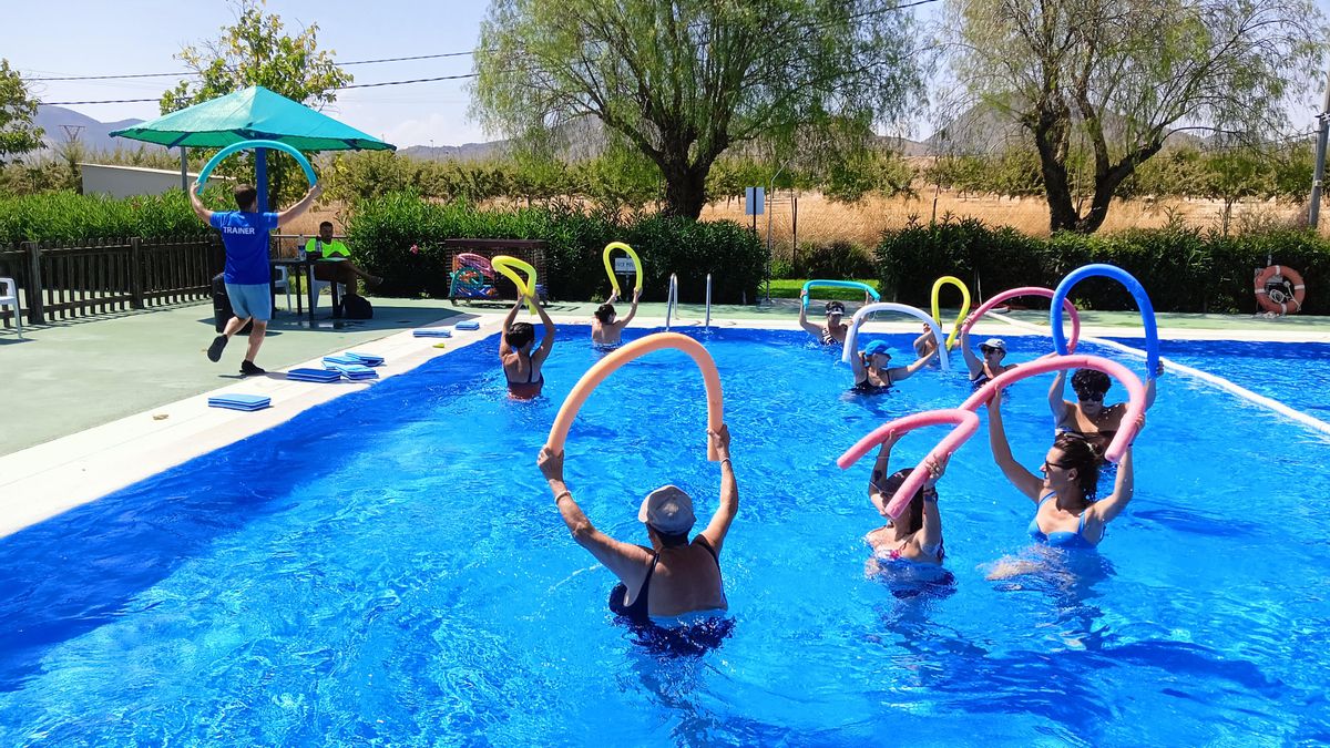 Vecinas de Zarcilla de Ramos en la última clase de Aquagym de la temporada.