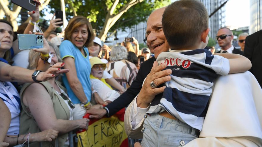 El papa León XIV saluda a un niño durante una vigilia de oración con jóvenes en la Plaza de Lima de Madrid.