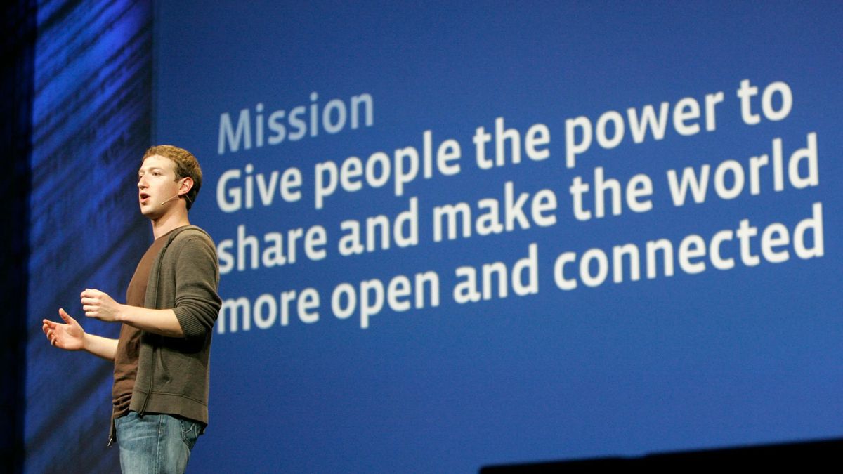 Mark Zuckerberg, creador de Facebook y actual CEO de Meta, en 2010, en la presentación de un congreso sobre redes, con el lema de su compañía por entonces.