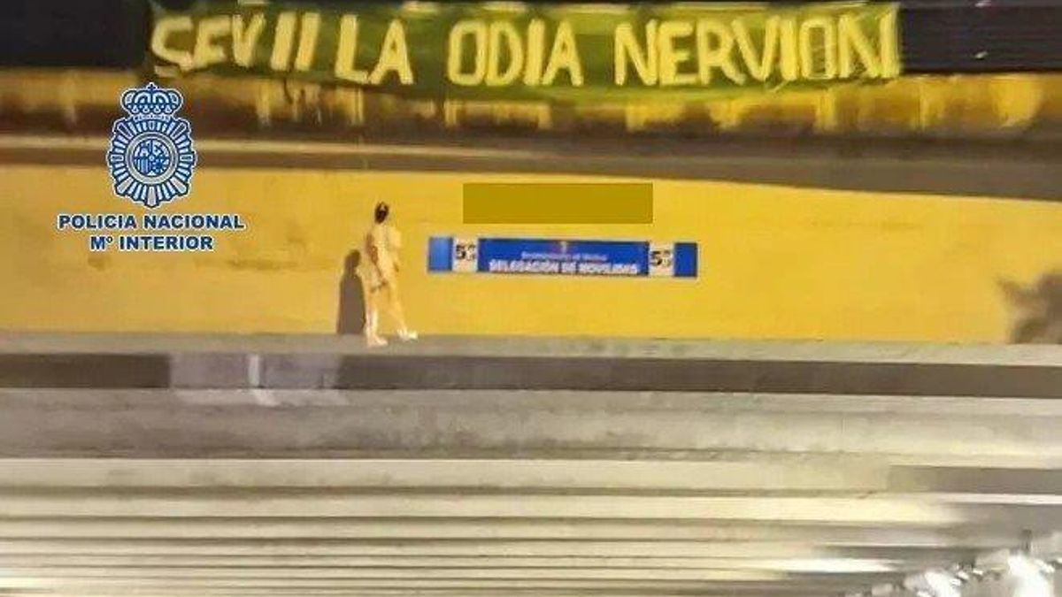 Muñeco ahorcado con la camiseta del jugador del Sevilla Jordán en un puente de Sevilla.