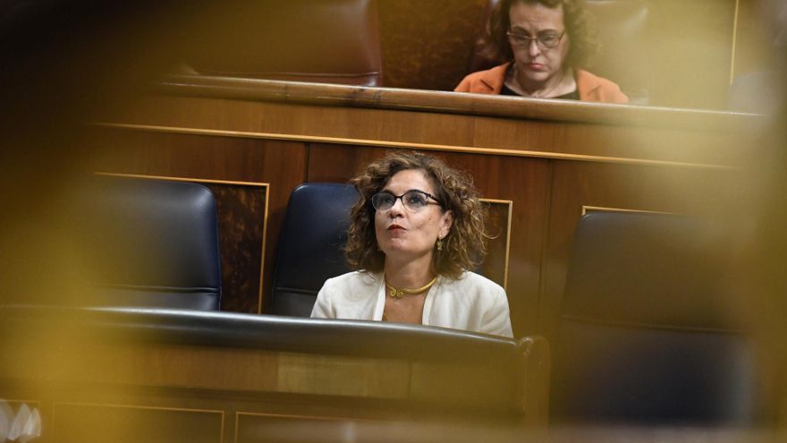 La ministra de Hacienda y Función Pública, María Jesús Montero, en una sesión plenaria