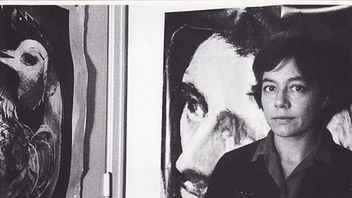 Alejandra Pizarnik posa con una obra de Batlle Planas