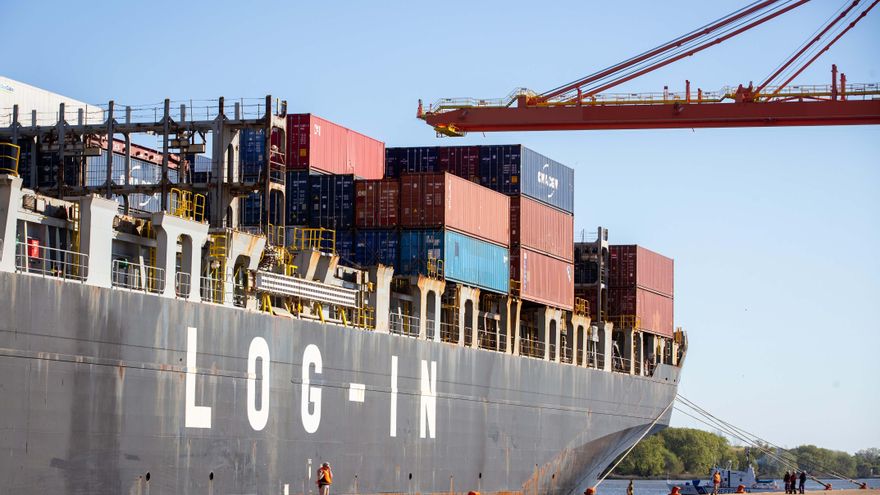 Por la escasez de dólares, el Gobierno prepara medidas para aumentar el control de las importaciones