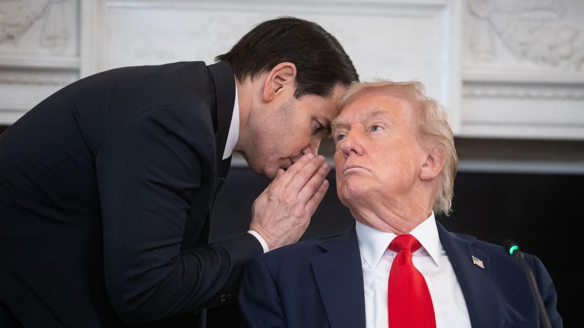 Momento en el que Marco Rubio, secretario de Estado de EEUU, entrega una nota al presidente anunciándole que tiene que preparar el comunicado sobre el acuerdo entre Israel y Hamás.
