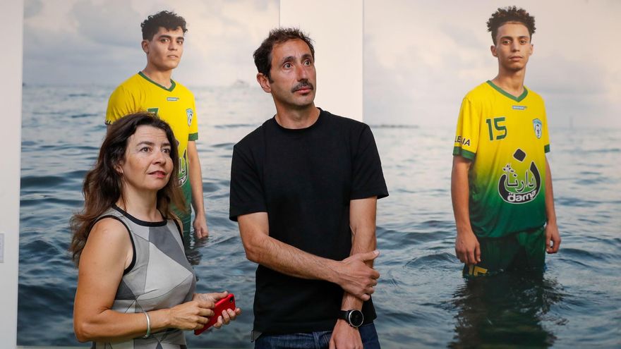 Los fotoperiodistas Ofelia de Pablo y Javier Zurita exponen en Casa África 'Fútbol para la esperanza', un proyecto que busca cambiar la mirada sobre las migraciones y mostrar el poder del fútbol de barrio y alejado de los grandes estadios como integrador social.