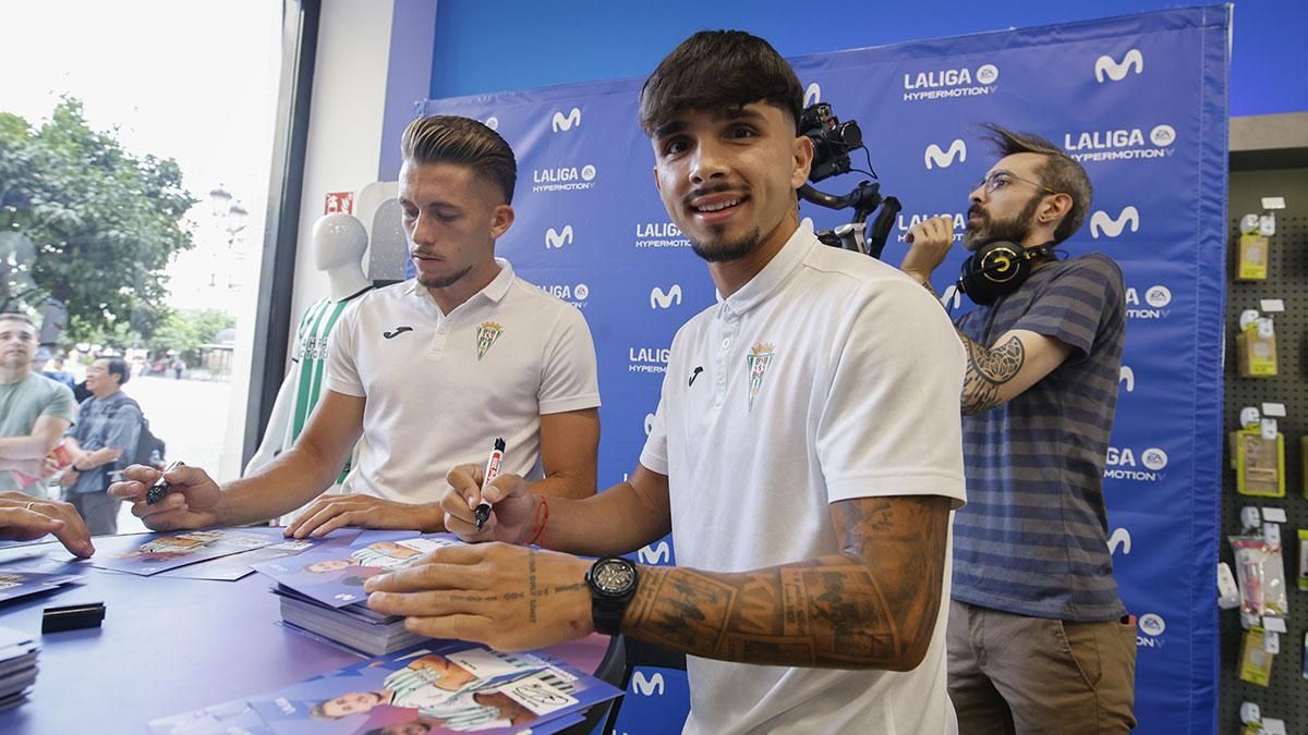 Isma Ruiz y Kevin Medina firman autógrafos a los aficionados del Córdoba CF