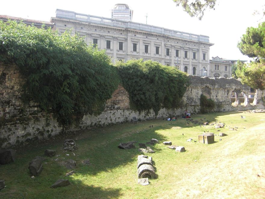 Muros de la Arena romana de Padua. Al fondo puede verse el Palazzo Zuckermann.