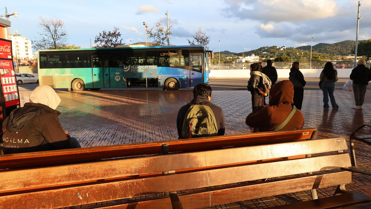 L'estació de Sant Antoni, una de les principals de l'illa