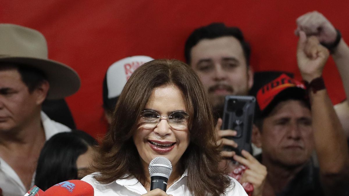 La candidata del Partido Libertad y Refundación (Libre, izquierda), Rixi Moncada. 