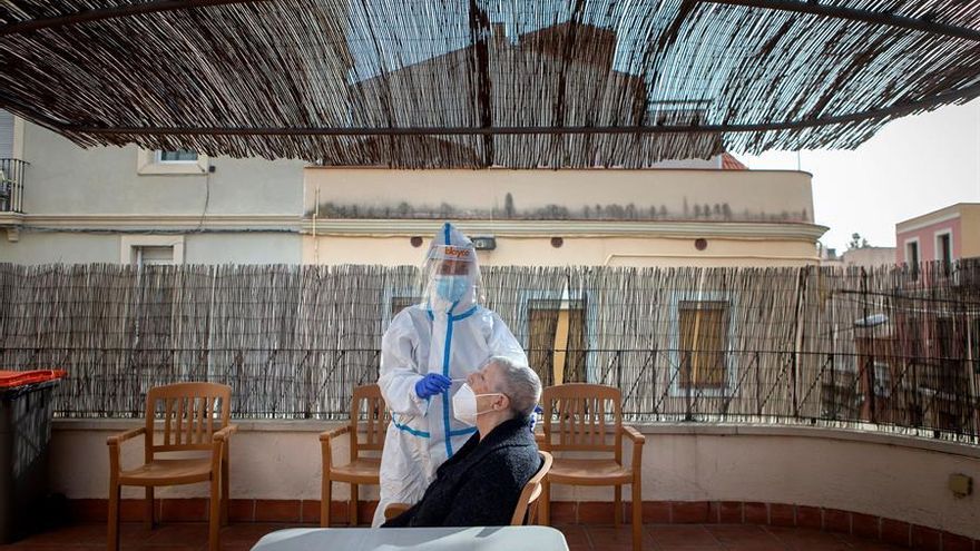 Una profesional sanitaria del Centro de Atención Primaria (CAP) de Horta realiza un test PCR a una residente de la Residencia Campoamor