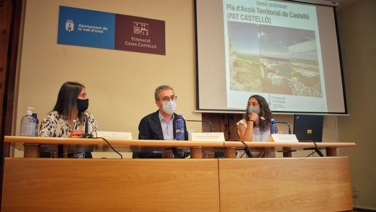 El conseller Arcadi España durante la presentación del Plan de Acción Territorial.