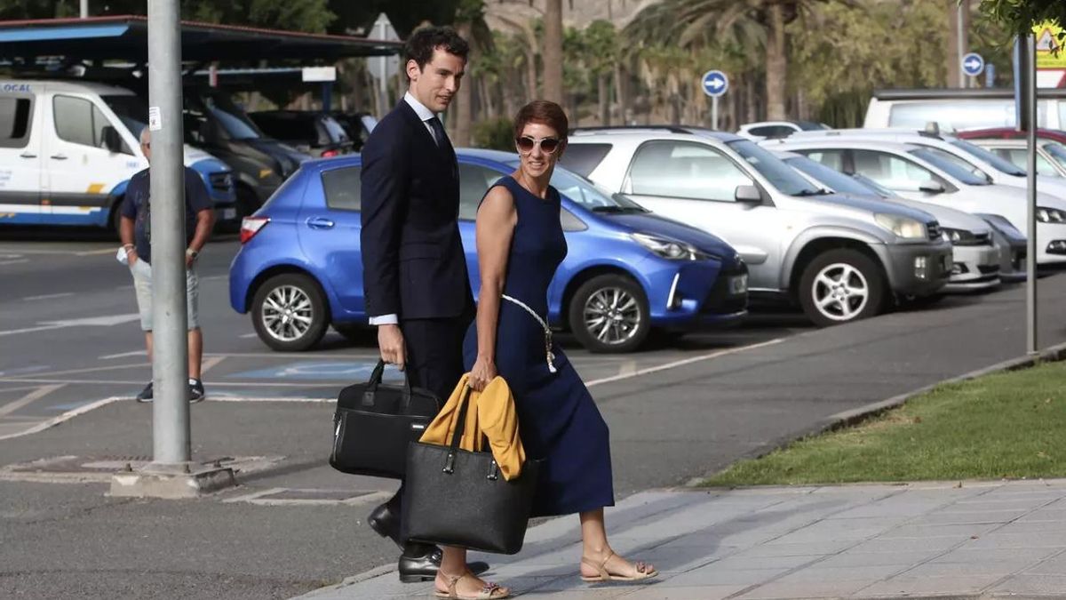 Onalia Bueno, junto a su abogado, en los afueras de los juzgados de San Bartolomé de Tirajana, en una foto de archivo.