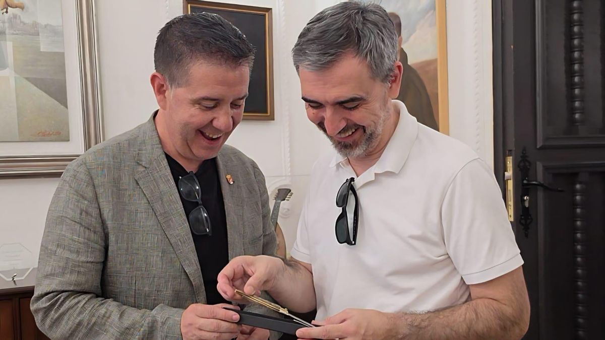 El presidente de la Diputación Santi Cabañero entrega una navaja artesana de Albacete Ignacio Escolar