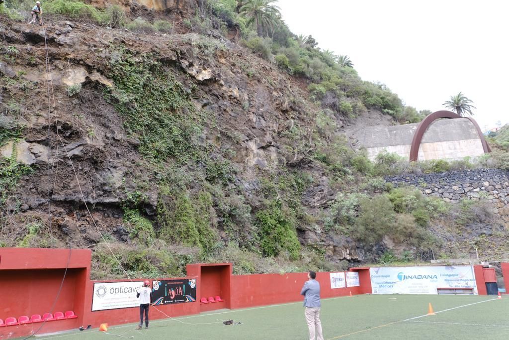 Borja Perdomo, vicepresidente del Cabildo, en el campo del Mensajero, observa la  instalación del sistema de pantalla dinámica; anclajes de doble protección, instalación de anclajes del talud con piquetas.