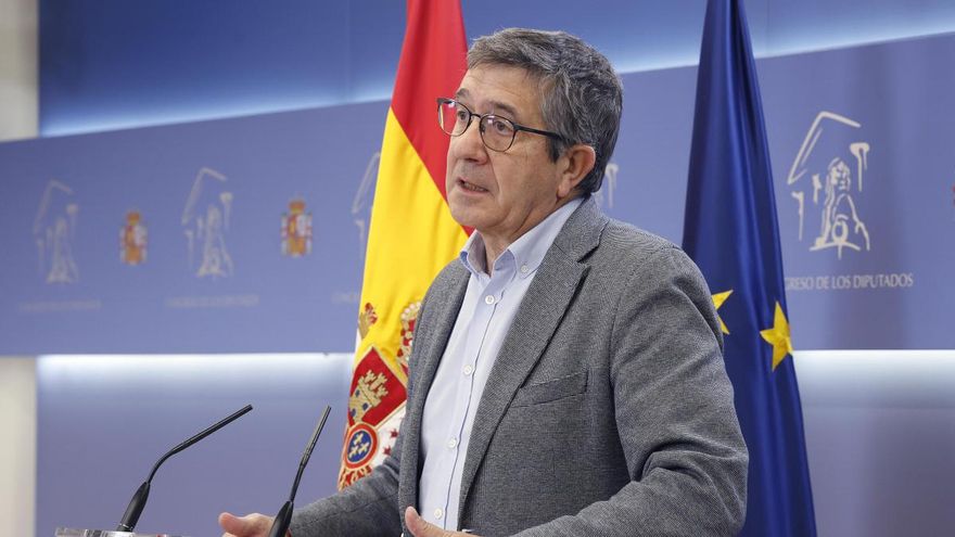 El portavoz del PSOE, Patxi López durante la rueda de prensa ofrecida este martes en el Congreso