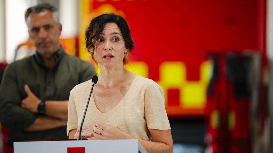 La presidenta de la Comunidad de Madrid, Isabel Díaz Ayuso, interviene durante su visita al Parque Central de Bomberos, a 17 de agosto de 2025, en Las Rozas, Madrid (España). Ayuso ha hecho balance de las intervenciones realizadas en el marco de la campañ
