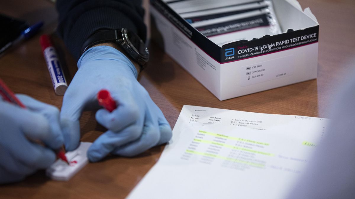 Comienzo de los test de cribado de la Covid-19 al personal docente en la educación antes del retorno a la actividad laboral. En la imagen, una caja de test rápidos utilizados en dicha prueba en las instalaciones del Hospital Militar de Sevilla, (Andalucía