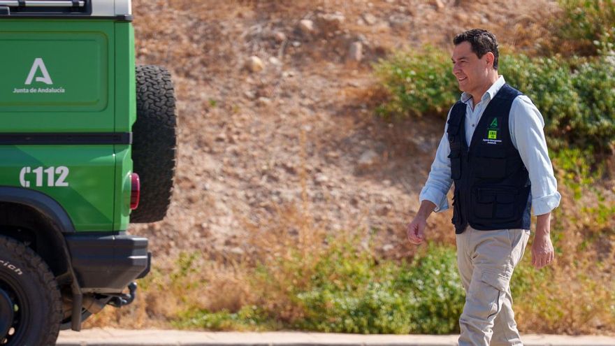 El presidente de la Junta de Andalucía, Juanma Moreno, durante una visita al Puesto de Mando Avanzado del incendio forestal de los Gallardos (Almería)