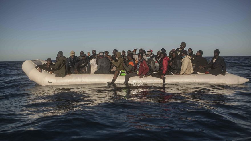 Así se anuncian las "barcas para refugiados": resistencia al hundimiento, salvavidas opcional