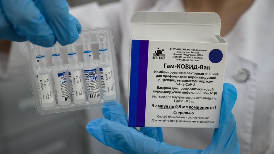 Una enfermera sostiene la vacuna Sputnik V de Rusia contra la enfermedad COVID-19 en un centro de vacunación en Gostinny Dvor en Moscú, Rusia, el 06 de julio de 2021. EFE/EPA/YURI KOCHETKOV