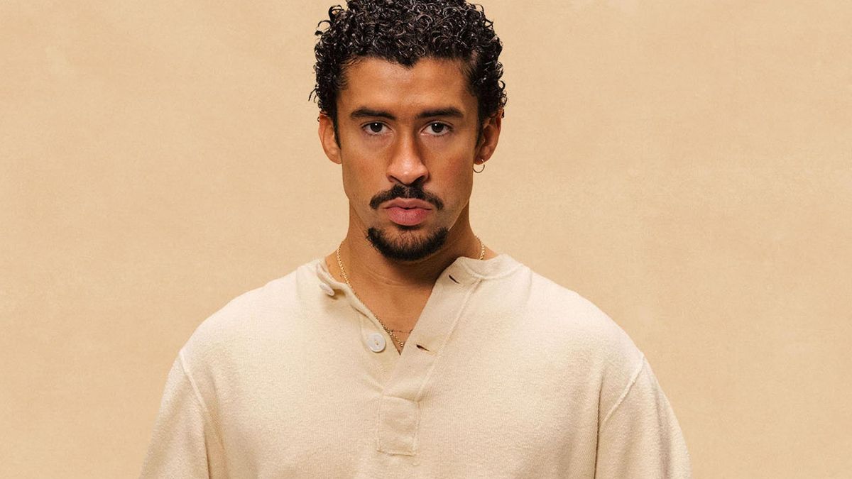 Fotografía sin fecha cedida por TelevisaUnivision del cantante de Puerto Rico Bad Bunny posando en Miami (Estados Unidos). Bad Bunny y Danny Ocean encabezan con seis nominaciones cada uno la lista de los postulados a Premios Juventud, que se celebrarán por primera vez en Panamá, el próximo 25 de septiembre, informó este martes la cadena TelevisaUnivision. Los organizadores detallaron que Anitta, Beéle, Carín León, Emilia, Myke Towers, Netón Vega y Peso Pluma obtuvieron cinco nominaciones cada uno. EFE/ TelevisaUnivision /SOLO USO EDITORIAL/ NO VENTAS/ SOLO DISPONIBLE PARA ILUSTRAR LA NOTICIA QUE ACOMPAÑA (CRÉDITO OBLIGATORIO)