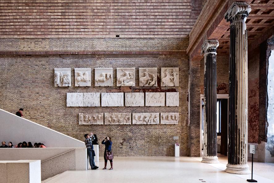 David Chipperfield y Julian Harrap, Neues Museum, Berlín, Alemania, foto Ute Zscharnt Construido entre los años 1841 y 1859 por Friedrich August Stüler, el Neues Museum había sufrido graves desperfectos tras la II Guerra Mundial, en especial en su ala noroeste y en la esquina sureste, ahora reconstruidas. El vestíbulo principal y su escalera ceremonial, muy deteriorados tras varias décadas de abandono, han recuperado su función de eje vertebrador del museo gracias a una propuesta que interpreta el pasado en clave contemporánea.