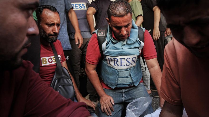 Periodistas palestinos despiden a tres colegas muertos por un bombardeo de Israel en Ciudad de Gaza, en junio de 2025.