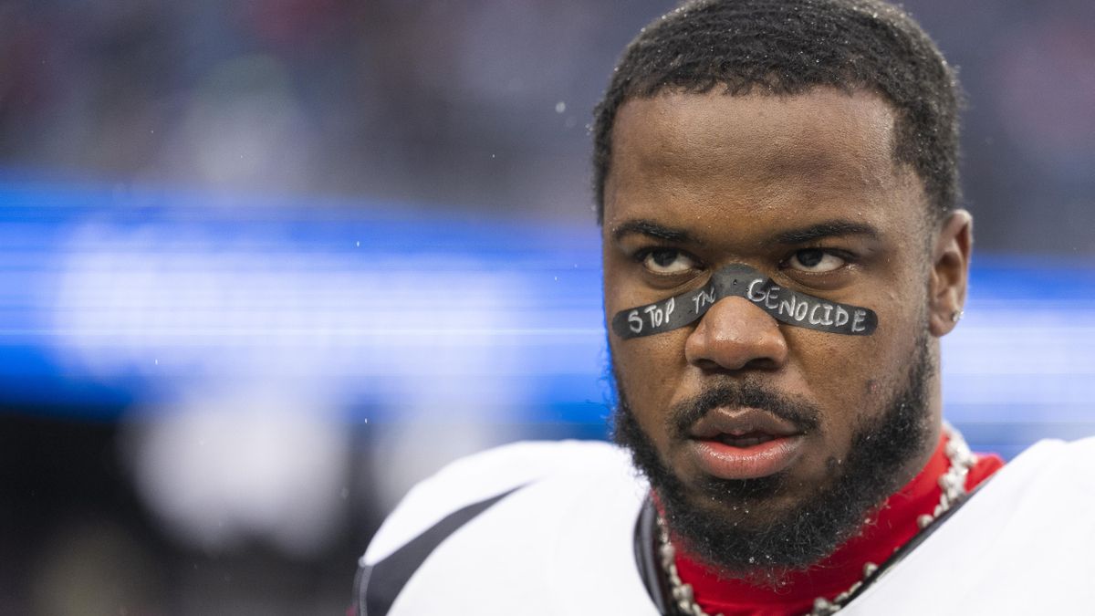 Multan a un jugador de la NFL por mostrar el nombre de Hind Rajab, la niña palestina asesinada por Israel