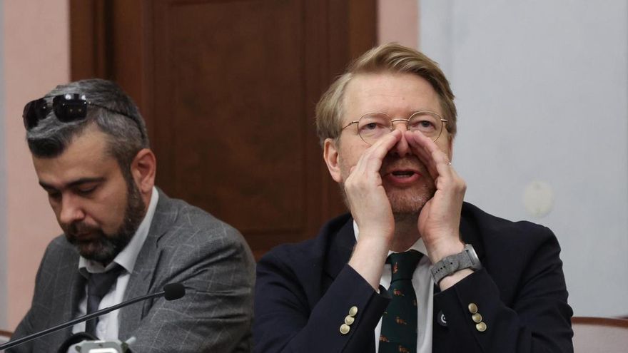 Nikolái Ribakov, líder de Yábloko, durante la audiencia en el Tribunal Supremo sobre su expulsión de los comicios de septiembre