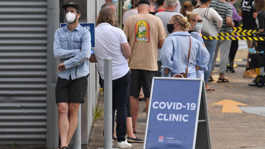 Varias personas hacen colas realizarse las pruebas de Covid-19 en la clínica ambulatoria del Hospital Mona Vale en Sídney, Australia, el 17 de diciembre de 2020. EFE/EPA/DEAN LEWINS