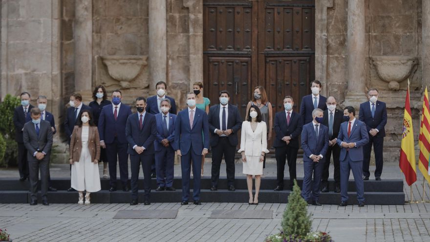 El presidente del Gobierno, Pedro Sánchez (3i); el Rey Felipe VI (4i) y la presidenta del Senado, Pilar Llop (5i) en el centro de la foto de familia de los asistentes a la XXI Conferencia de Presidentes.