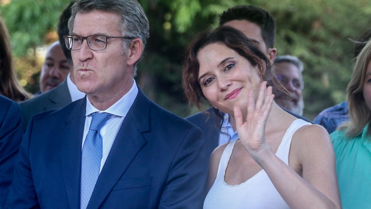 Archivo - El presidente del PP, Alberto Núñez Feijóo y la presidenta de la Comunidad de Madrid, Isabel Díaz Ayuso, durante un acto de homenaje al concejal del PP, Miguel Ángel Blanco, en el 27º aniversario de su asesinato, en los jardines de Miguel Ángel