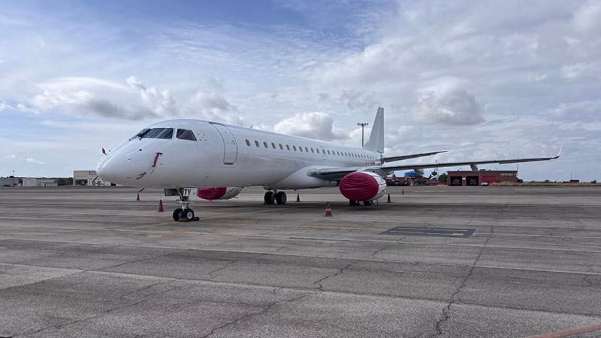 El avión Embraer 190 que inaugura la nueva Base de Mantenimiento en Línea de Aeronaves en el aeropuerto de León.