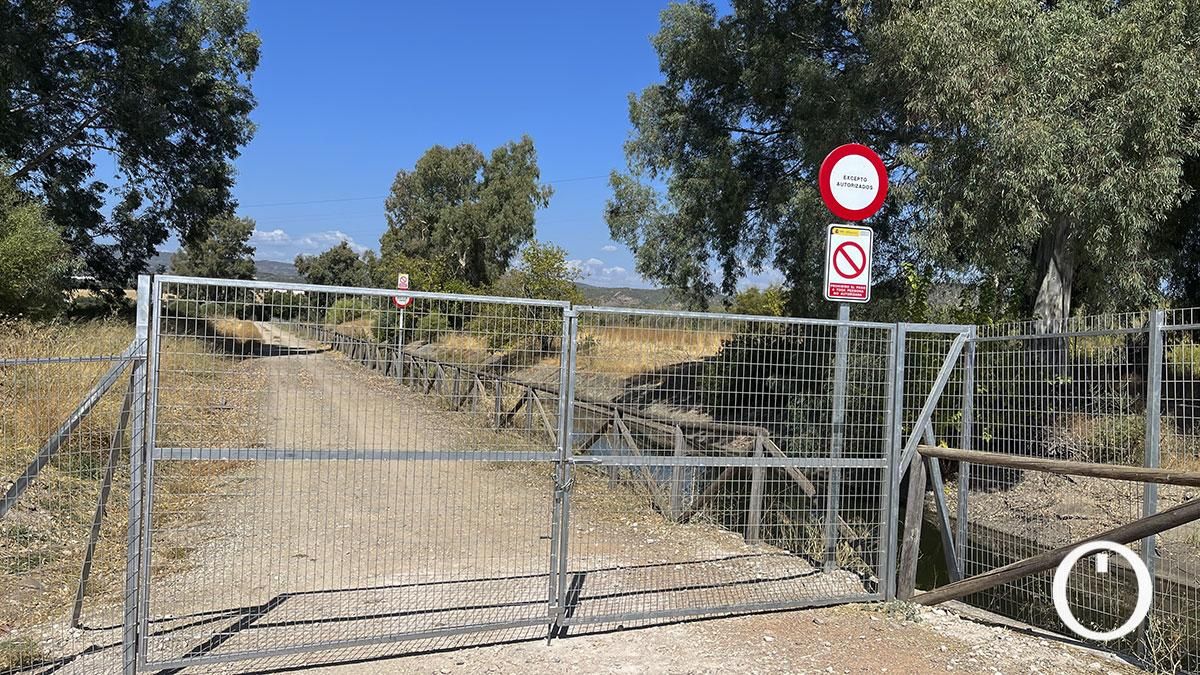Dos vallas impiden el acceso al campus de Rabanales desde el canal del Guadalmellato
