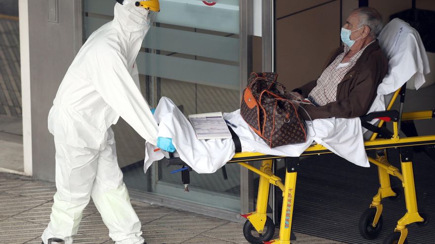 Un enfermo de Covid es introducido por urgencias en el hospital vizcaíno de Cruces. EFE/Luis Tejido