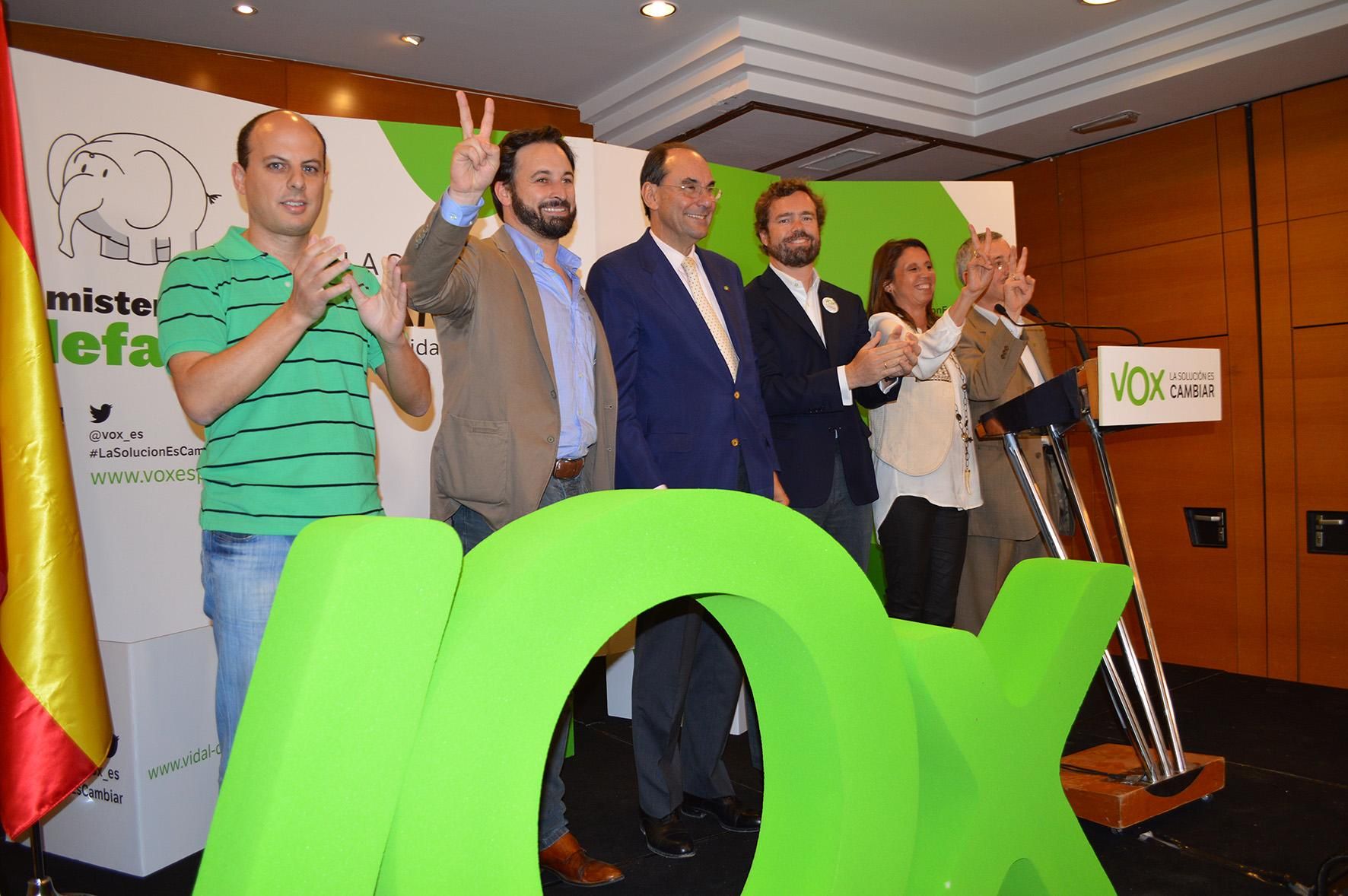 Santiago Abascal, junto a Alejo Vidal-Quadras en el acto de apertura de campaña en Vitoria. /VOX