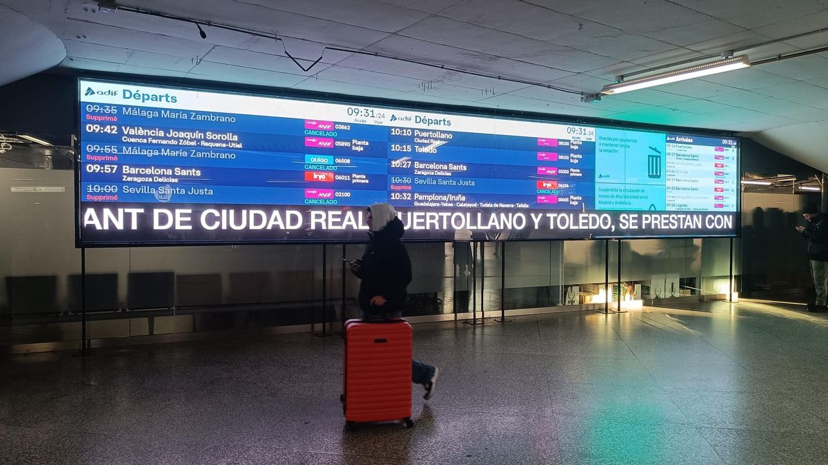 Angustia, reencuentros y solidaridad en Atocha tras la tragedia de Adamuz: "Podría haber estado yo en ese tren"