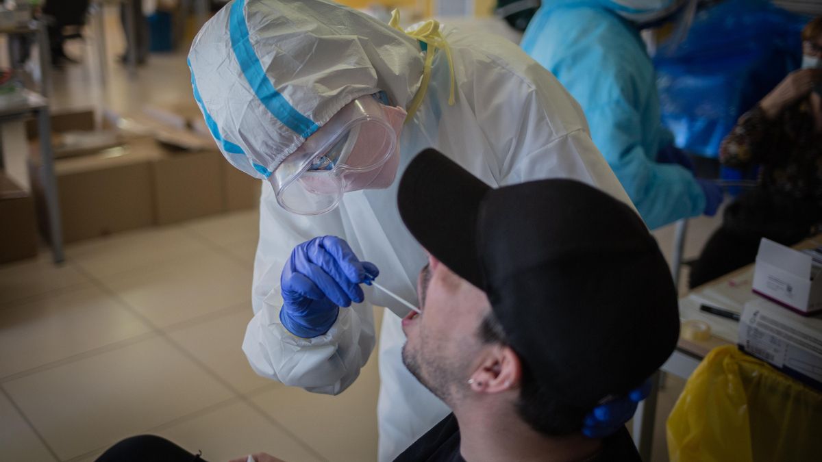Un voluntario de la ONG Proactiva Open Arms realiza un test rápido de Covid-19 haciendo un frotis de garganta a un trabajador sanitario , en Sant Pere de Ribes/Barcelona/Catalunya (España) a 30 de abril de 2020.